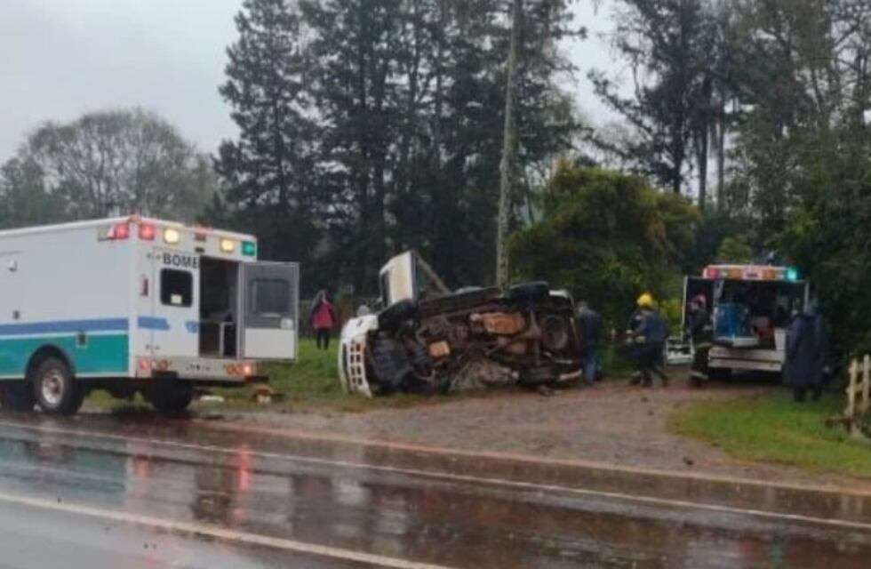 Accidente vial en San Vicente: quedaron atrapados en el habitáculo