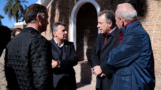 El intendente Luis Castellano y su secretario Diego Peiretti, junto a los metalúrgicos, en el 56° aniversario de su cámara gremial