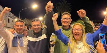Carla Boidi festeja junto a otros correligionarios del PDP