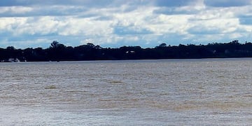 Prefectura busca a un canoero misionero que desapareció en el río Paraná.
