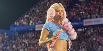 Más de dos horas, outfit con guiño a Argentina y Nathy Peluso de invitada: Karol G brilló en Vélez