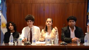 El presidente de la Federación de Centros de Estudiantes Secundarios de Jujuy, Mauricio Planckensteiner, y la vicepresidenta Milena Torres, expusieron los motivos y objetivos del proyecto de ley.