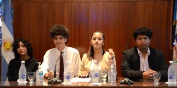 El presidente de la Federación de Centros de Estudiantes Secundarios de Jujuy, Mauricio Planckensteiner, y la vicepresidenta Milena Torres, expusieron los motivos y objetivos del proyecto de ley.