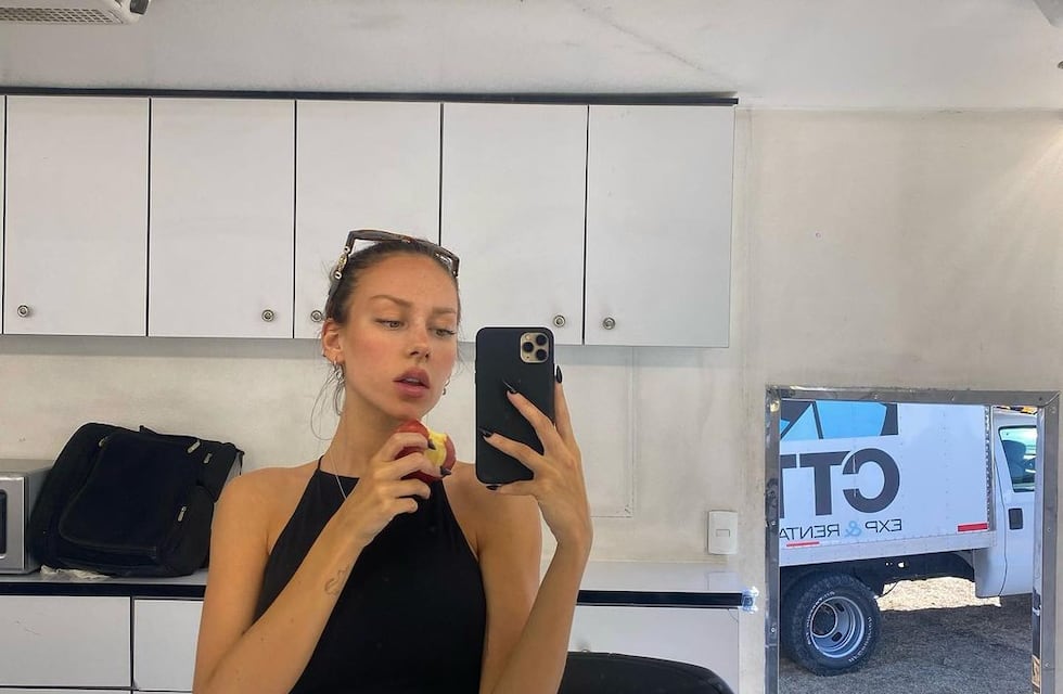 Ester Expósito cautivó a sus fans con una foto frente al espejo y casi sin ropa: conjunto deportivo y botas