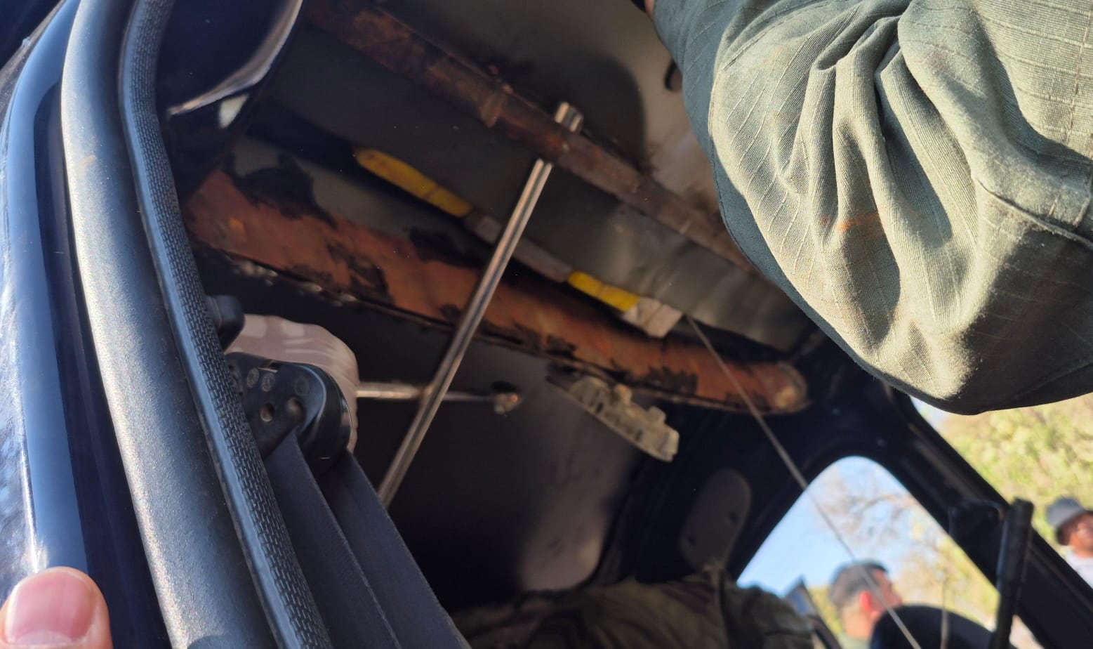 Con herramientas apropiadas, los gendarmes pudieron acceder a los compartimientos acondicionados en el utilitario para ocultar el narcótico.