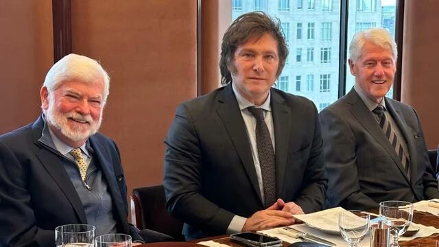 El exsenador Chris Dodd, Milei y Bill Clinton.