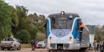 Una formación de Tren de las Sierras chocó contra un auto en la ciudad.