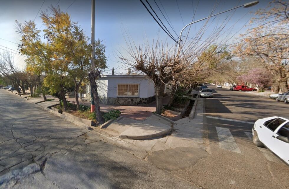 Una joven viajaba en moto y está grave tras chocar con un auto en Guaymallén