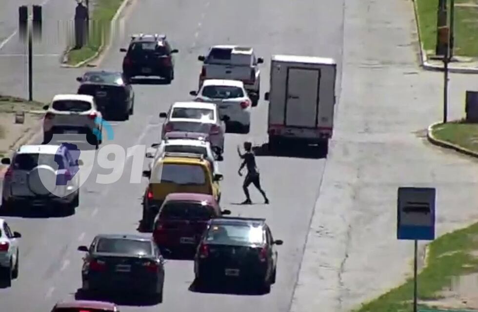 Córdoba: a plena luz del día, intentó robarle a una camioneta que esperaba el paso del semáforo