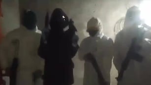 La filmación muestra a cuatro personas con el rostro tapado y armas de grueso calibre.