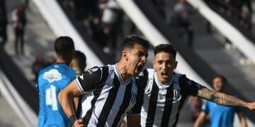 Festejo del Lobo a los 4 minutos de juego frente a Almagro, en el Legrotaglie./José Gutiérrez- Los Andes