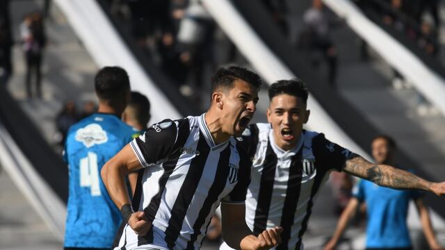 Festejo del Lobo a los 4 minutos de juego frente a Almagro, en el Legrotaglie./José Gutiérrez- Los Andes
