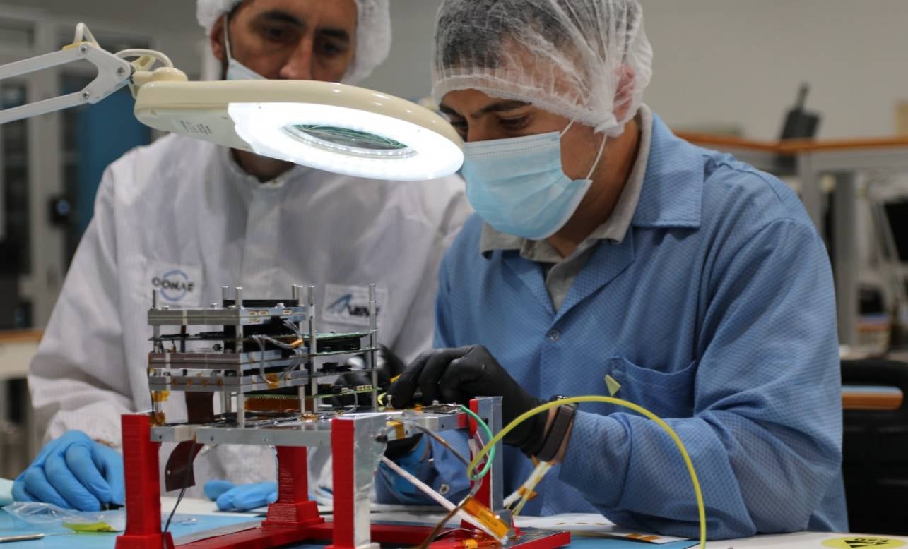 El microsatélite Atenea, desarrollado por la Conae junto con instituciones y universidades nacionales, formará parte de Artemis II, el vuelo tripulado de la Nasa que orbitará la Luna tras más de 50 años.