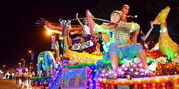 El tercer desfile de las carrozas -construcciones artesanales de los estudiantes jujeños de toda la provincia- se realizó anoche en la Ciudad Cultural. Las obras impactaron al público por su belleza y alegoría, con un gran despliegue de luces y figuras logradas con flores de papel y material reciclado.