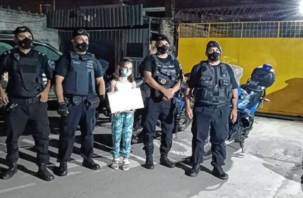 Una nena sorprendió a los policías que le salvaron la vida luego de que la picaran alacranes