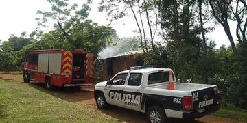 Bomberos logran controlar el incendio de una vivienda en Oberá.