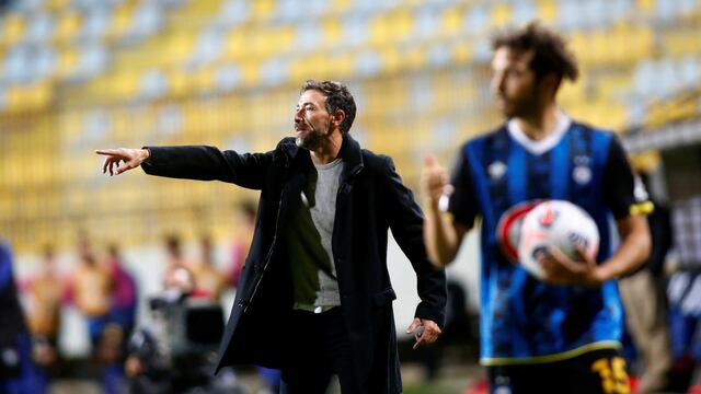 El director técnico destacó que la Academia ganó el clásico y peleó hasta el final en el torneo de Primera División. (EFE/Esteban Garay)