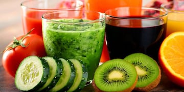 Afortunadamente, hay alimentos y bebidas específicos que pueden ayudar a revitalizar y desintoxicar el sistema digestivo después de una festín tan abundante.