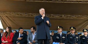 “Siempre el Gobierno de la provincia está presente”, aseguró Osvaldo Jaldo al inaugurar 700 m de la renovada avenida San Martín y sumar equipamiento agrícola para la comuna.