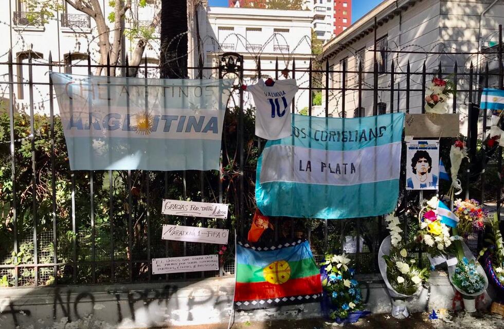Murió Diego Maradona: fanáticos lo despidieron en embajadas argentinas de todo el mundo