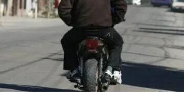 Motochorros robaron a fiscales de mesa en Córdoba.