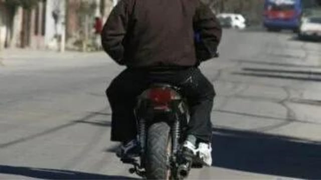Motochorros atacaron a una mujer en Córdoba.