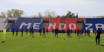El plantel de Godoy Cruz entrenó en el estadio Malvinas Argentinas, donde este martes recibirá a San Lorenzo.