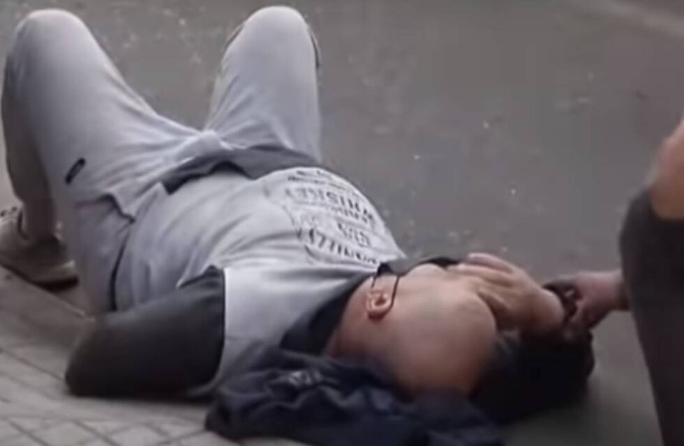 Brutal pelea entre taxistas rosarinos: uno fue filmado atacando a palazos a otro