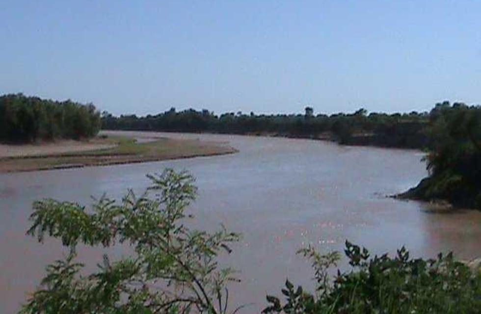 Dos menores y un adulto desaparecieron en el río tras un desmoronamiento de la costa