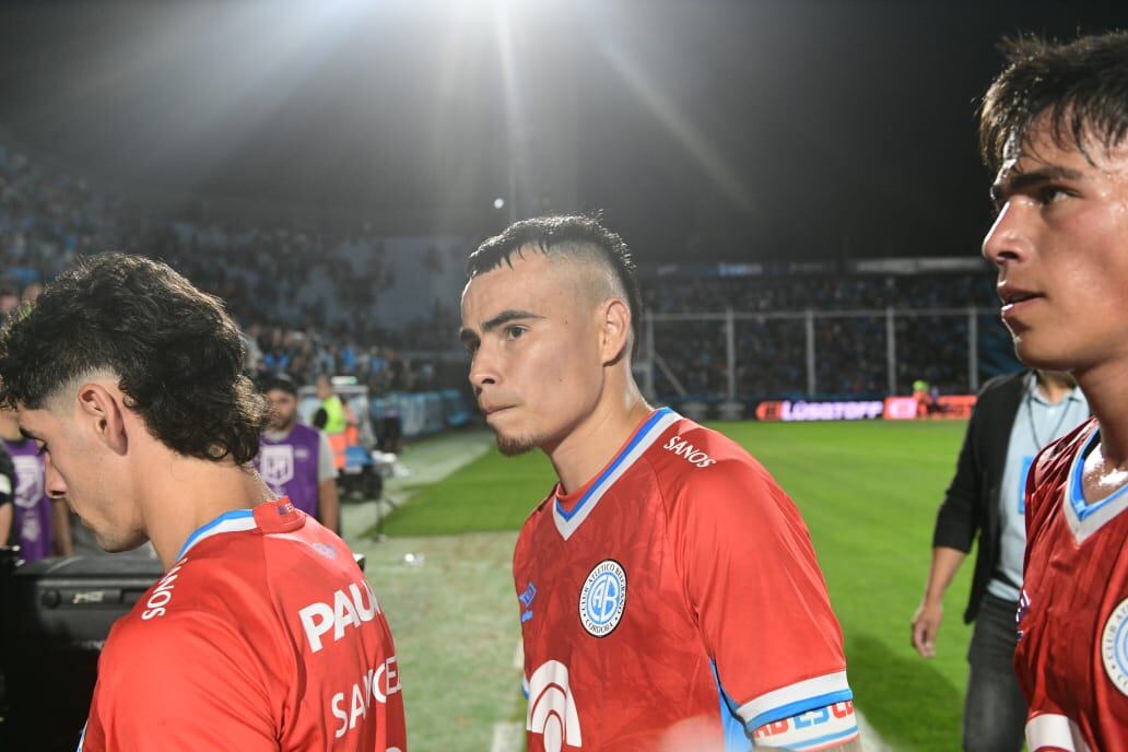 Lucas Zelarayán, capitán y referente de Belgrano y un gesto de preocupación luego del empate con Tigre. (Javier Ferreyra / La Voz)