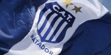 Un fanático hizo el logo de Talleres en el patio de la casa.