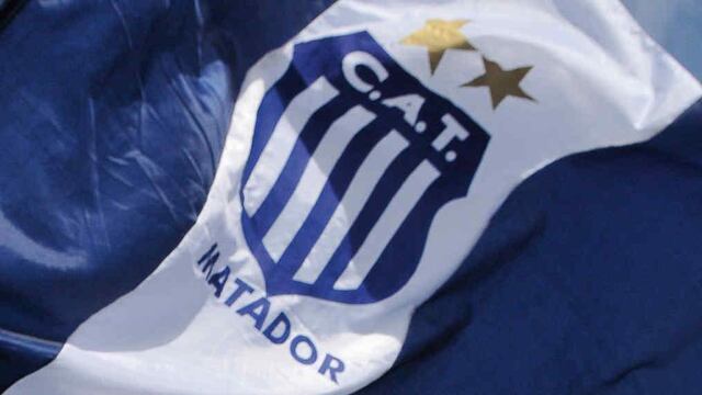 Un fanático hizo el logo de Talleres en el patio de la casa.