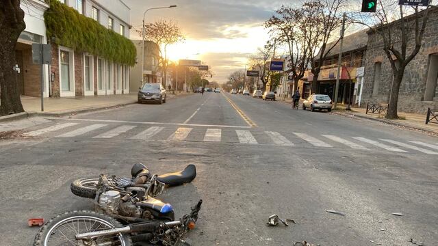 Se produjo un fuerte choque entre un camión y una moto.