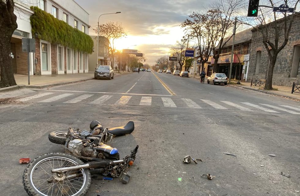 Accidente en Tandil: registran un fuerte choque entre un camión y una moto