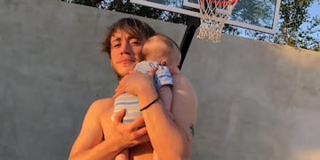 El cantante junto a una de sus hijas.