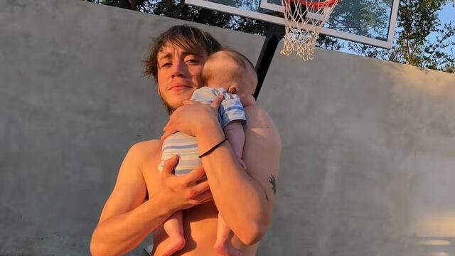 El cantante junto a una de sus hijas.