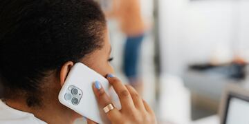 Alerta estafa: esta es la palabra que nunca se debe decir cuando te llama un número desconocido. Foto de Karolina Kaboompics en Pexels.