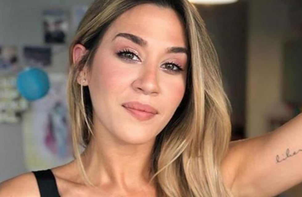Jimena Barón volvió a las redes con fotos al borde de la censura: de perfil y de espaldas en colaless