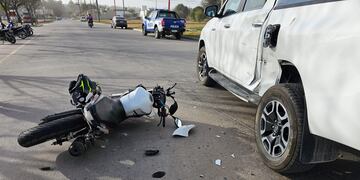 Accidente entre una motocicleta y una camioneta en Arroyito