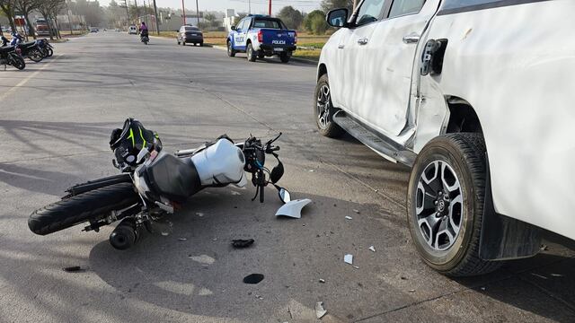 Accidente entre una motocicleta y una camioneta en Arroyito