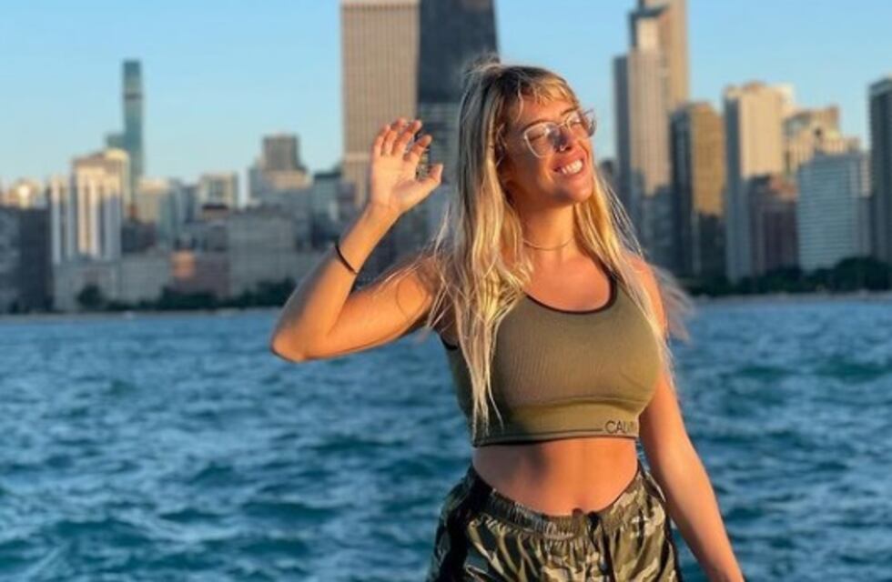 Bikini de estreno, top de hilo y un sombrero con todo el glam: Nati Jota sorprendió con su look playero