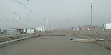 Ráfagas que superan los 120 km/h hicieron volar techos y provocaron cortes de luz en localidades del sur de Santa Cruz