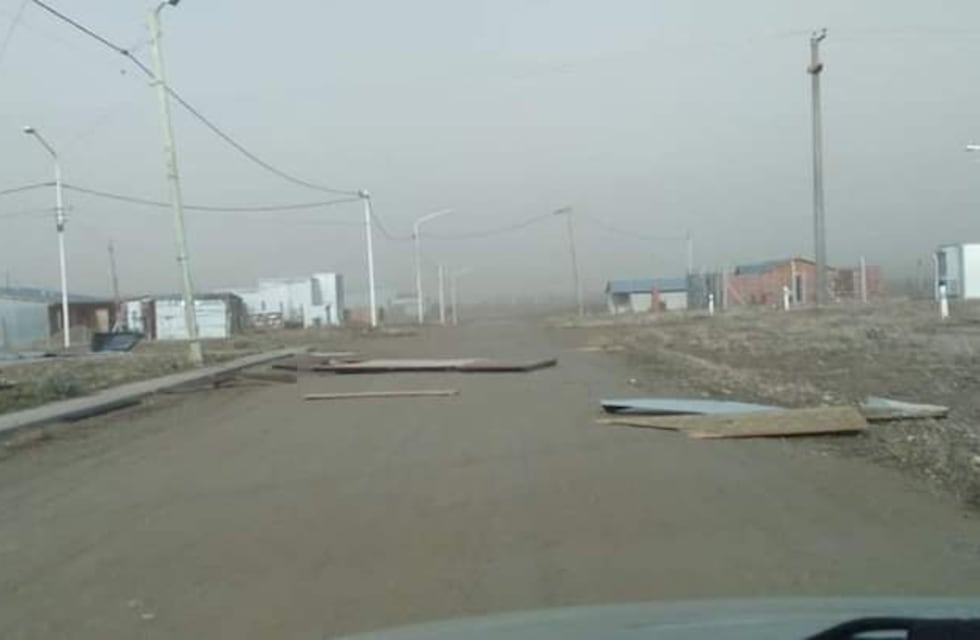 Ráfagas que superan los 120 km/h hicieron volar techos y provocaron cortes de luz en localidades del sur de Santa Cruz