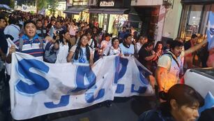 En el quinto día consecutivo de paro, el reclamo de los docentes jujeños volvió a ocupar las calles de la ciudad este viernes, lo mismo que en diferentes puntos de la provincia.