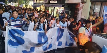 En el quinto día consecutivo de paro, el reclamo de los docentes jujeños volvió a ocupar las calles de la ciudad este viernes, lo mismo que en diferentes puntos de la provincia.