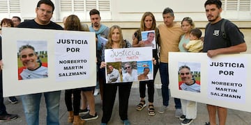 Allegados a Norberto Martín Salzmann se reunieron en el Centro y solicitaron que el ministro de Seguridad “se haga cargo” del homicidio. También presentaron una nota en la Comisión de Derechos y Garantías en la Legislatura Provincial
Foto: Orlando Pelichotti