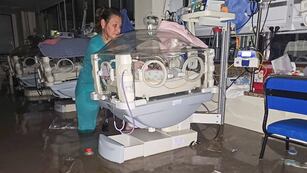 VIDEO | Así evacuaron a los bebés recién nacidos en el hospital Penna por inundaciones en Bahía Blanca.