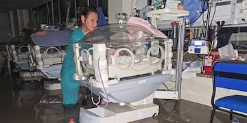 VIDEO | Así evacuaron a los bebés recién nacidos en el hospital Penna por inundaciones en Bahía Blanca.