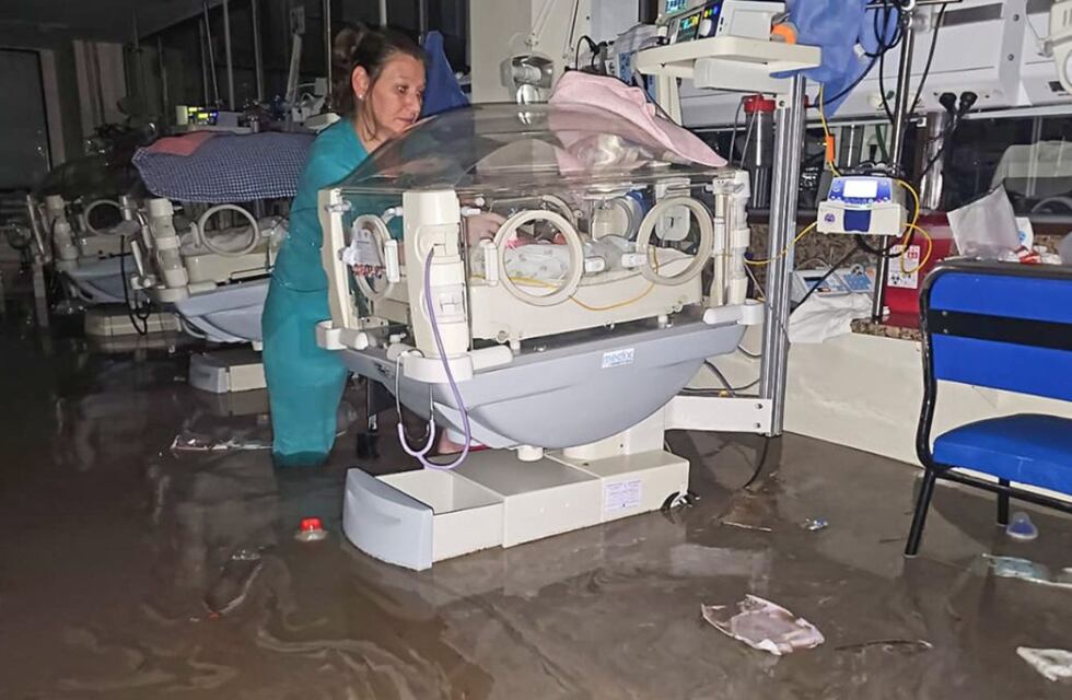 Así evacuaron a bebés recién nacidos de un hospital en medio del temporal en Bahía Blanca