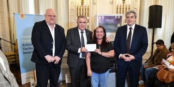 Más de 150 emprendedores tucumanos recibirán apoyo con microcréditos y equipamiento clave.